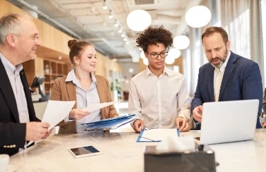Business Team bei der Projekt Planung am PC im Büro 