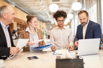 Business Team bei der Projekt Planung am PC im Büro 